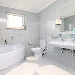 Hébergement de vacances Family Friendly House With A Swimming Pool - Volosko, - 7920